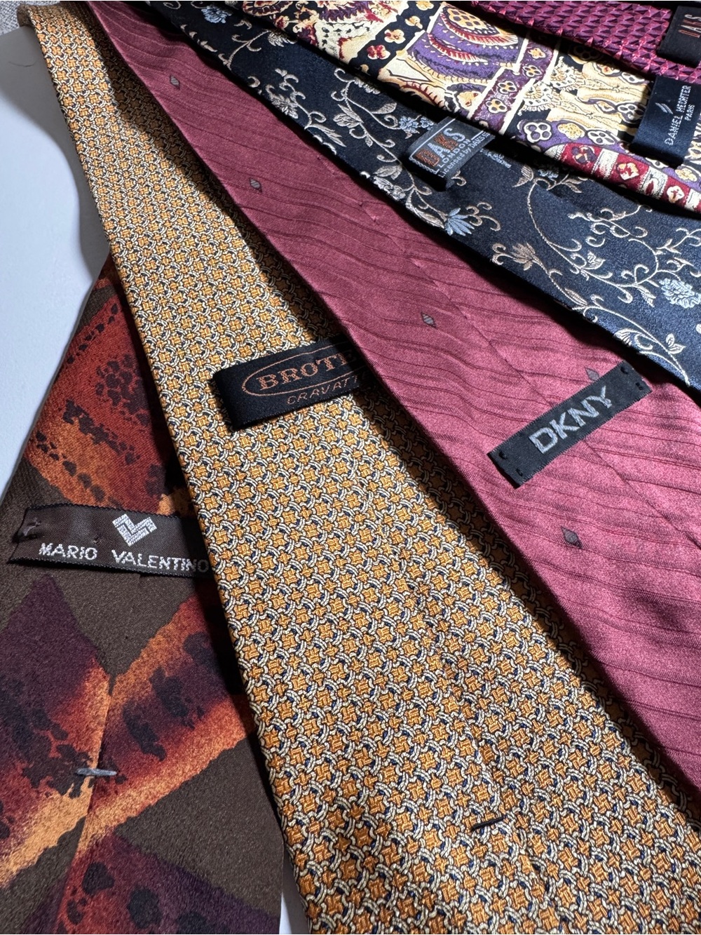 Lot of 8 Vintage Silk Ties DKNY DAKS Mario Valentino Daniel Hechter - Picture 5 of 7